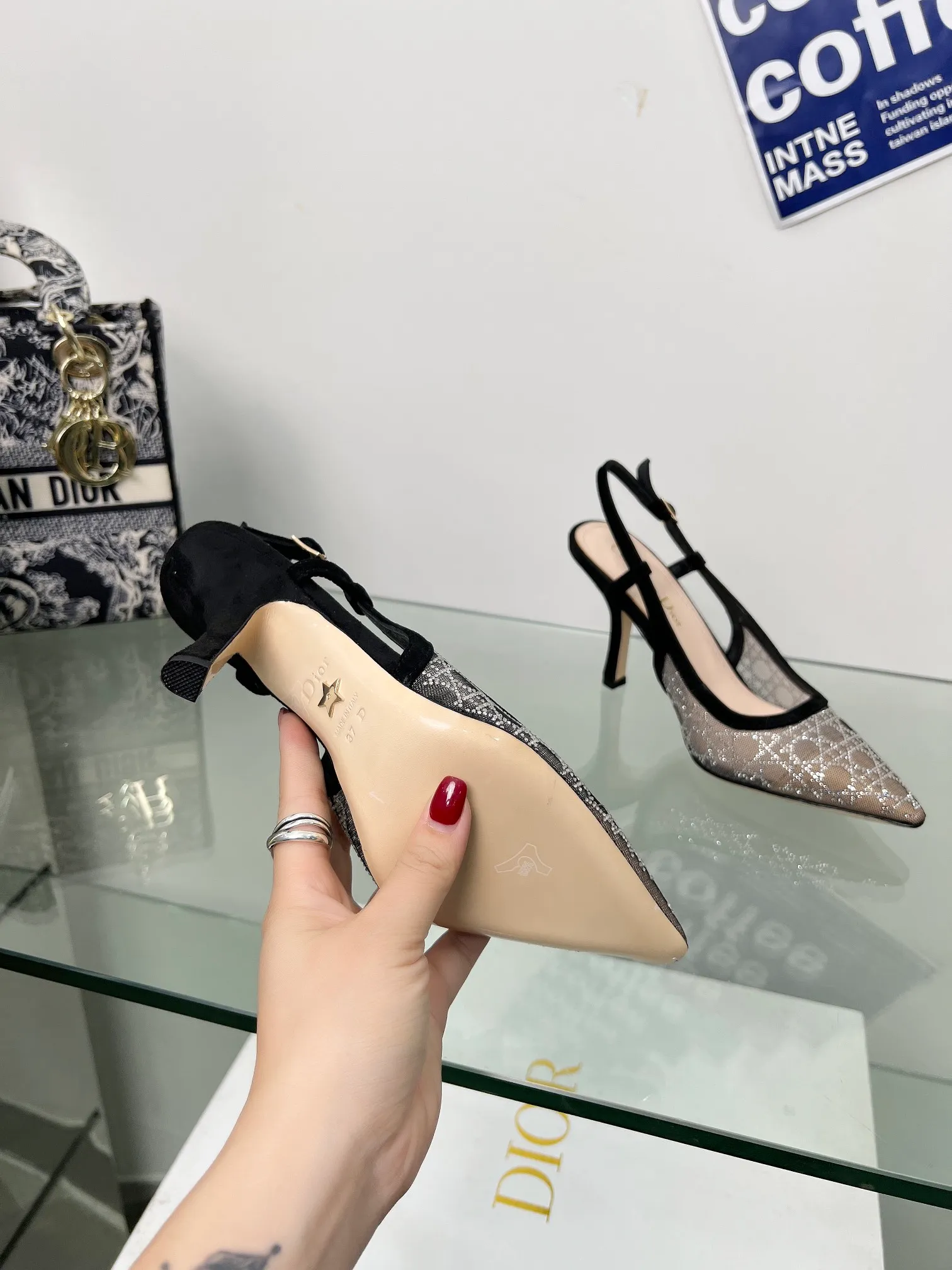 👟👟Ex-factory price 560👟👟Dior 2025 spring and summer catwalk new style bling...bling...crystal shoes Capture one-line high-heeled Mule women's shoes Star same rhinestone square toe cannage pattern cat heel slippers The top high-end version on the market Exclusive sale Material: original custom mesh inlaid with hot Australian rhinestones + water-dyed sheepskin feet + original molded hardware buckles + Italian leather outsole Heel height: 6.5CM/9.5CM size: 33-44 (33.34.40.41.42.43.44 is custom-made and cannot be returned or exchanged)